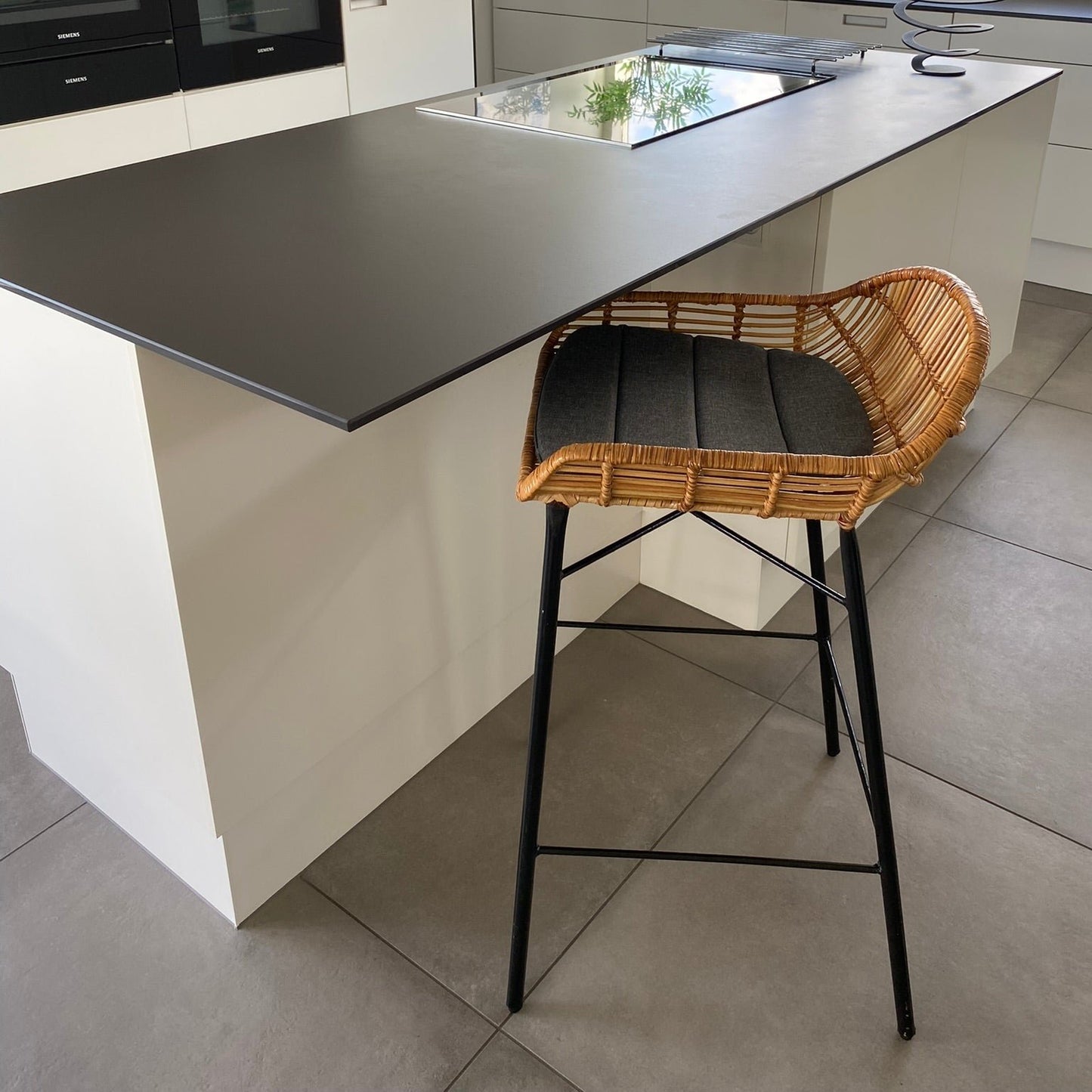 Soft-edge Bar Chair