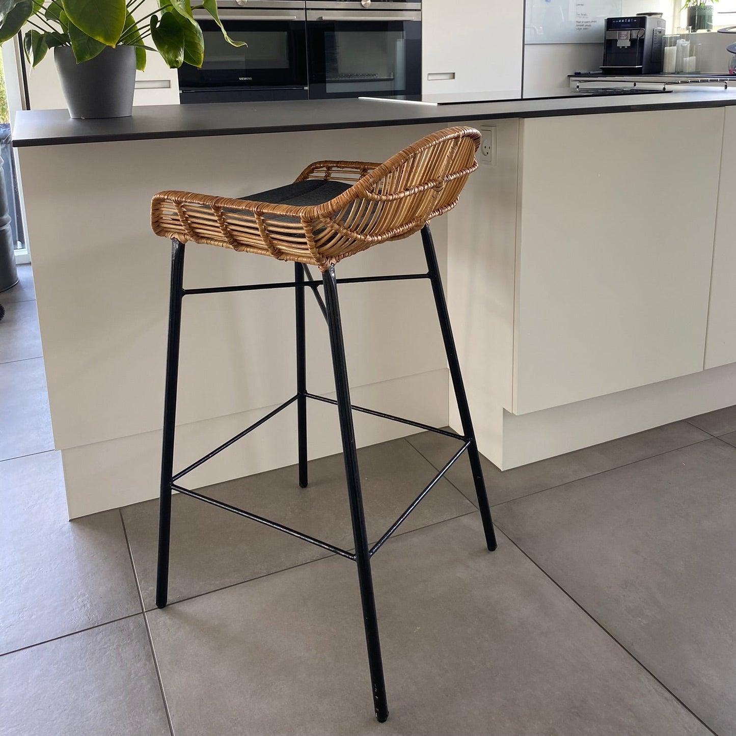 Soft-edge Bar Chair