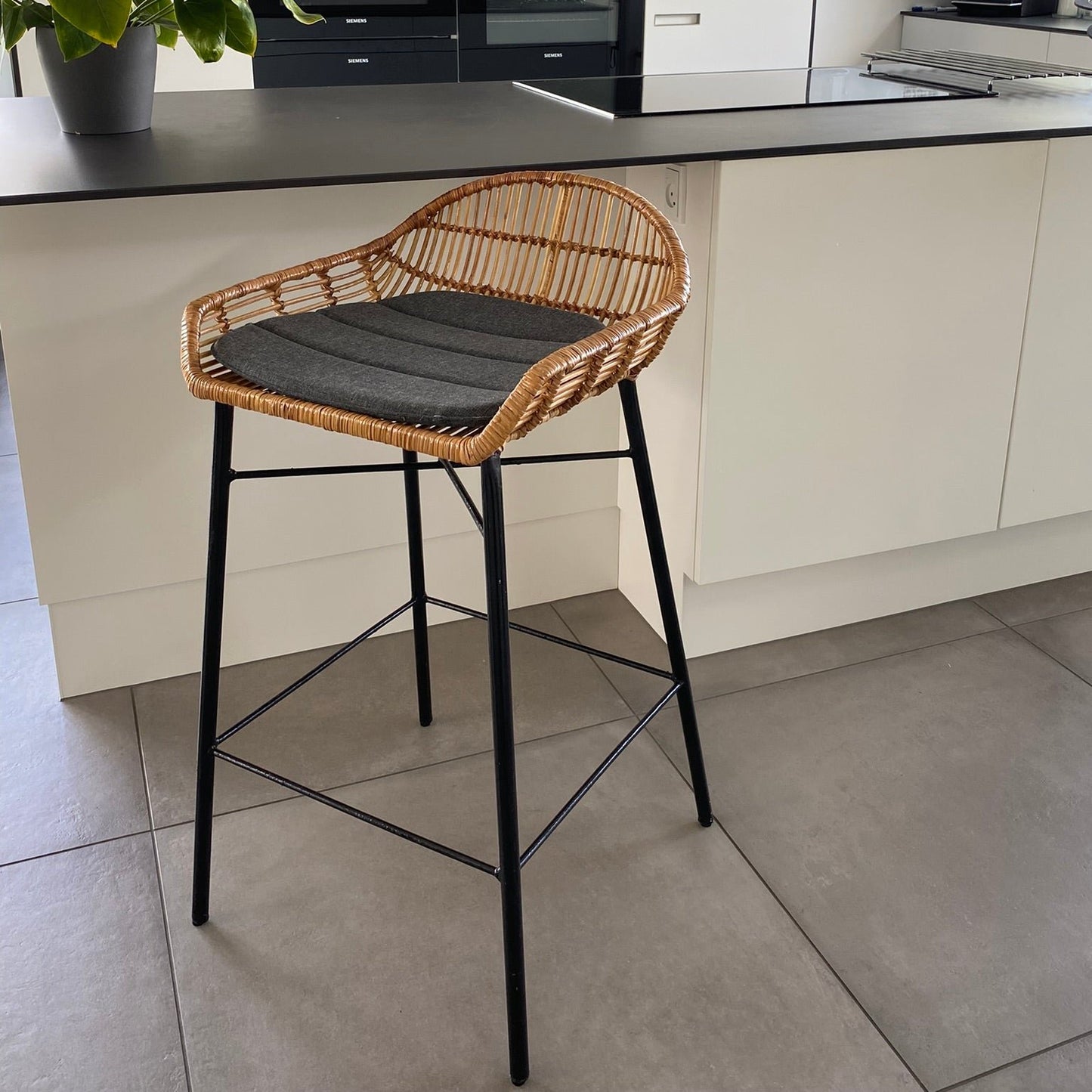 Soft-edge Bar Chair